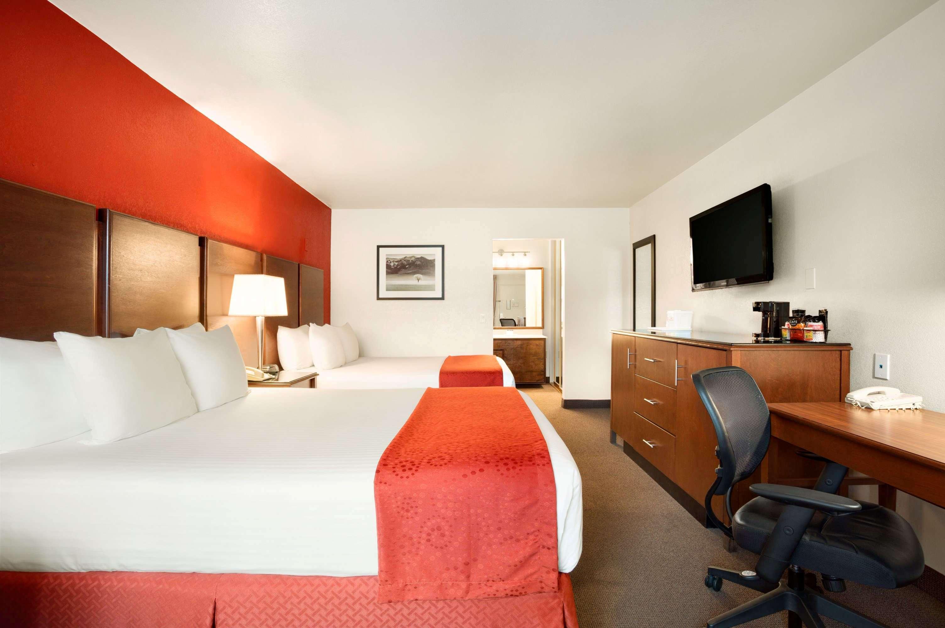 Ramada By Wyndham San Diego North Hotel & Conference Center Exterior photo